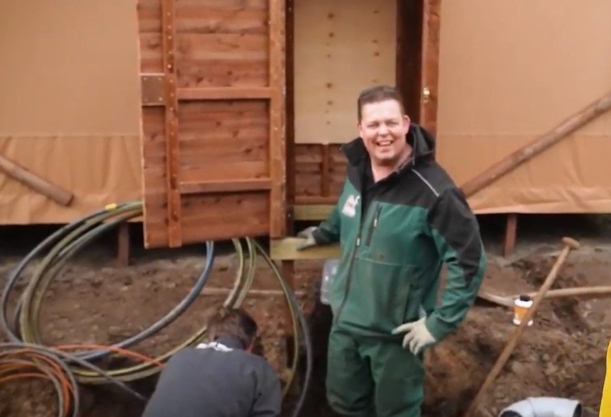 Eva neemt een kijkje bij de aanbouw van de Avonturententen