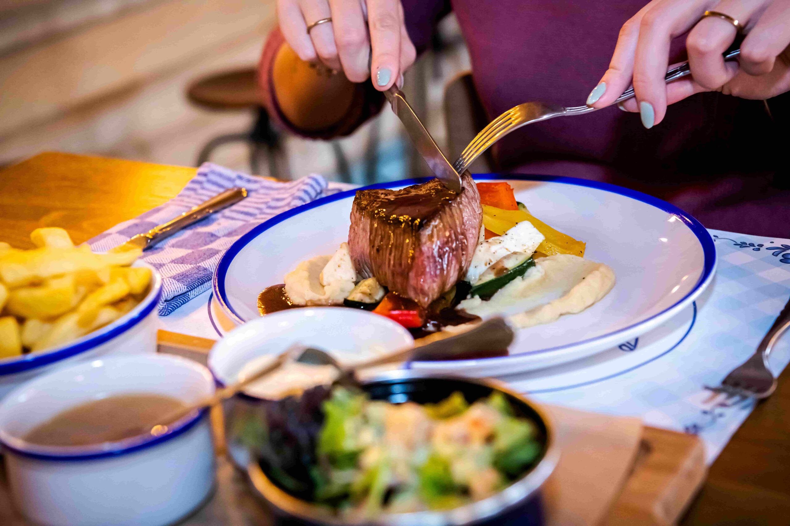 Biefstuk eten bij familie resort molenwaard