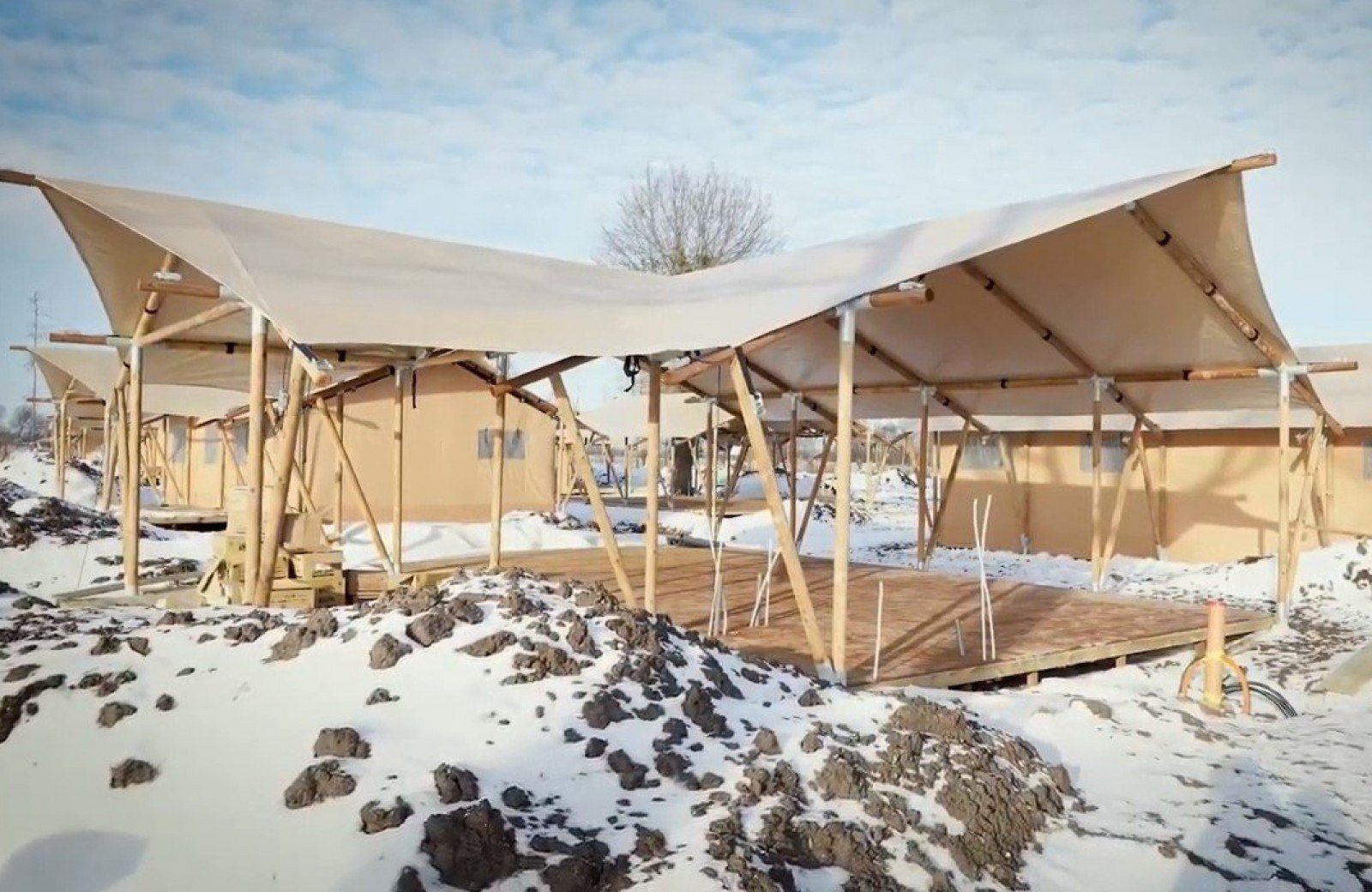 Bouw van de eerste Avonturententen