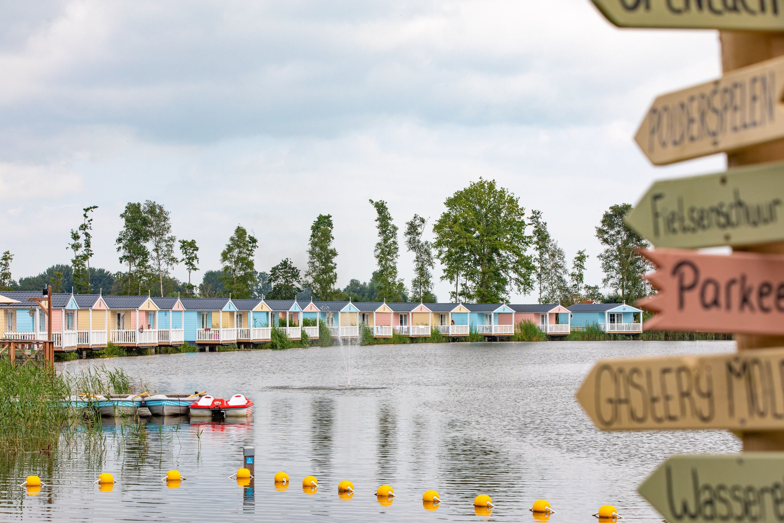 Vakantiepark molenwaard accommodaties aan het meertje