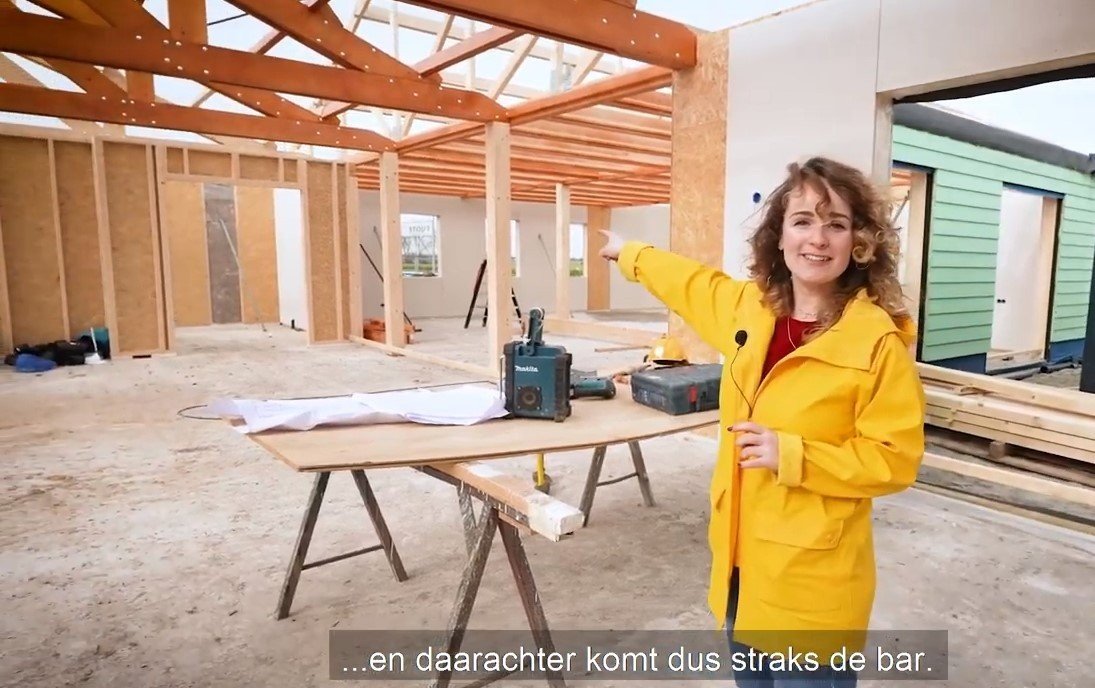 Eva neemt een kijkje in het hoofdgebouw