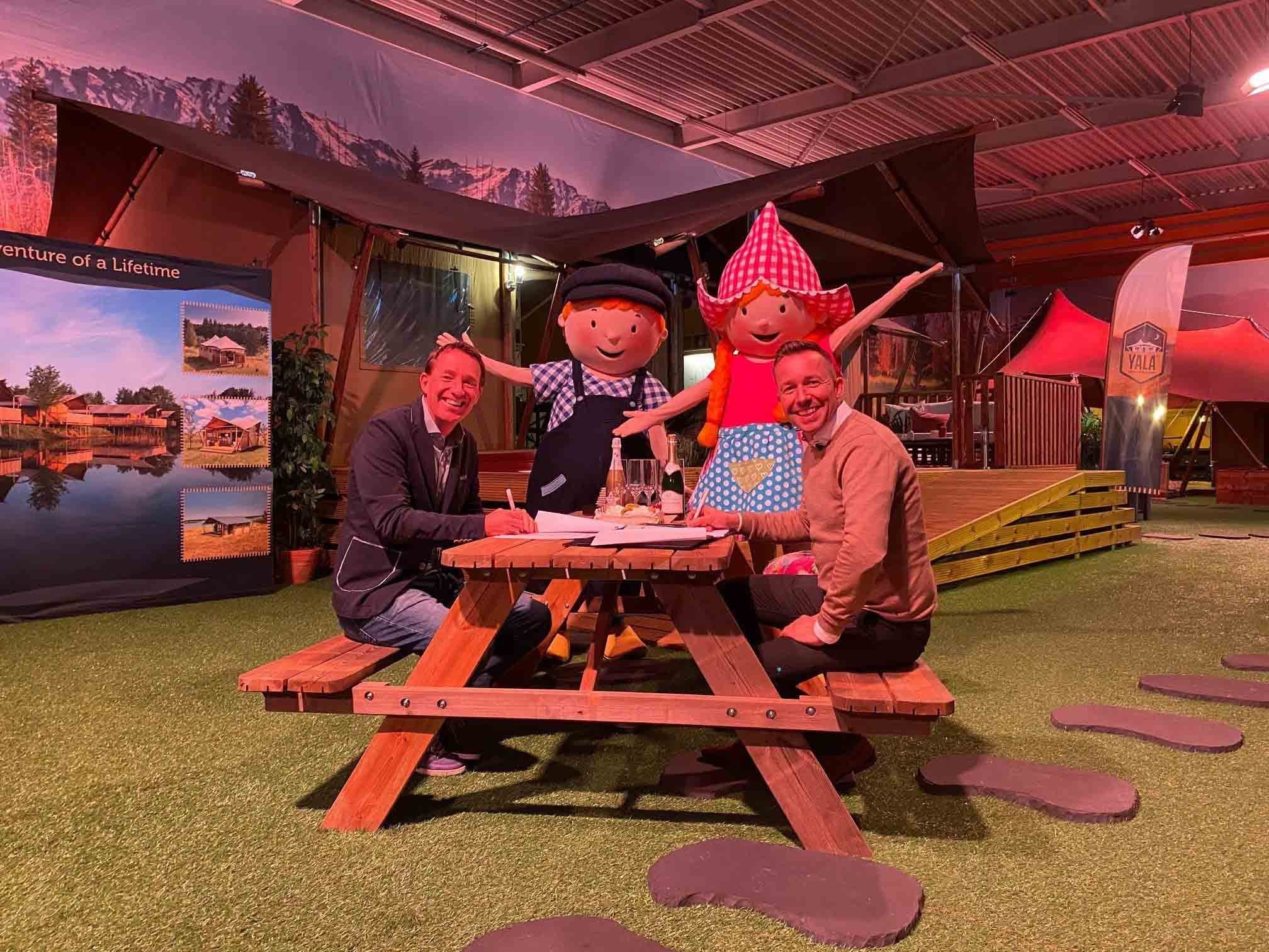 Fien & Teun zetten handtekening voor Avonturententen bij YALA